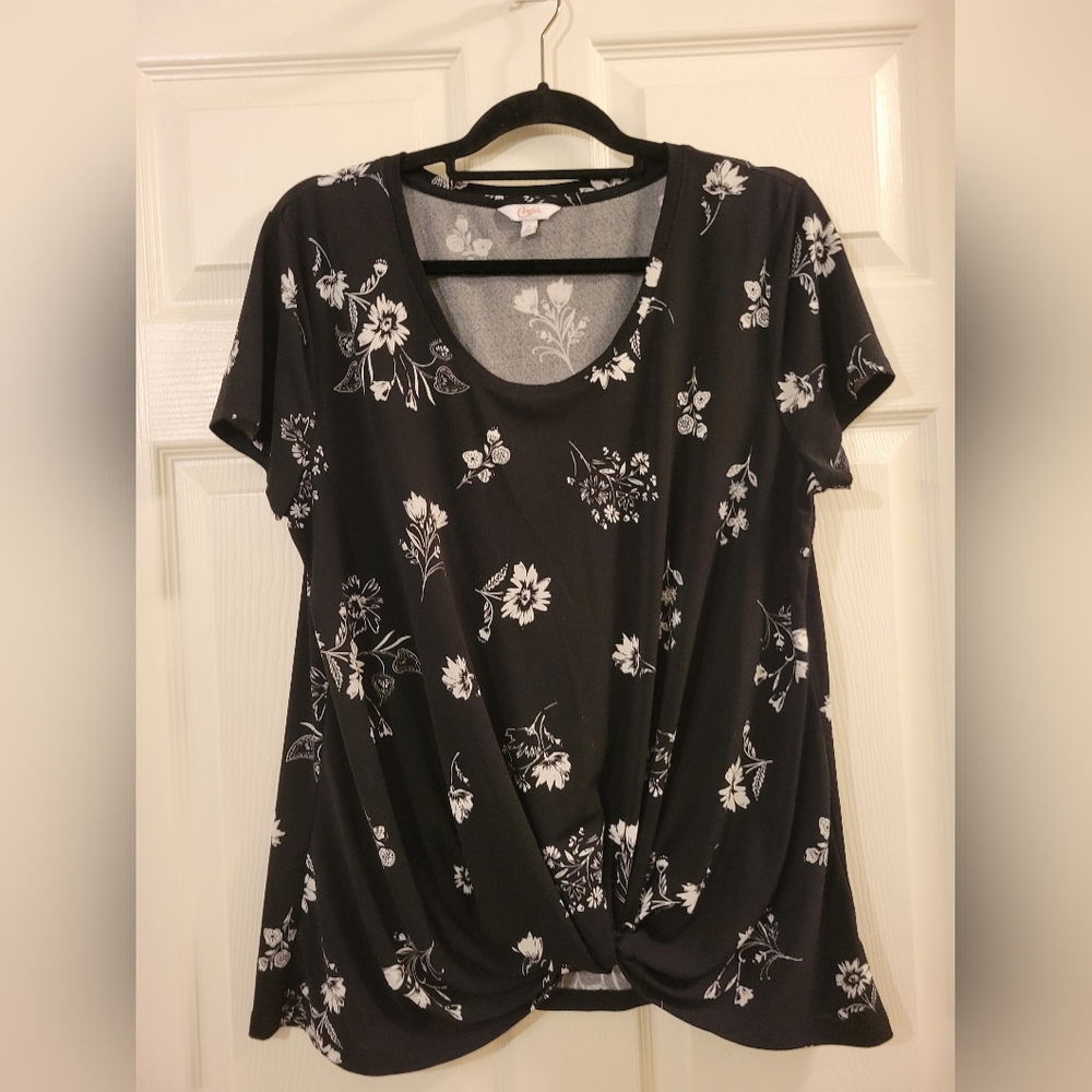 Candie's lightweight and flowy black white floral top with front twist size xl